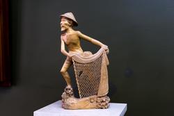 Скульптура «Рыбак с СЕТЬЮ»  XX в. Индонезия