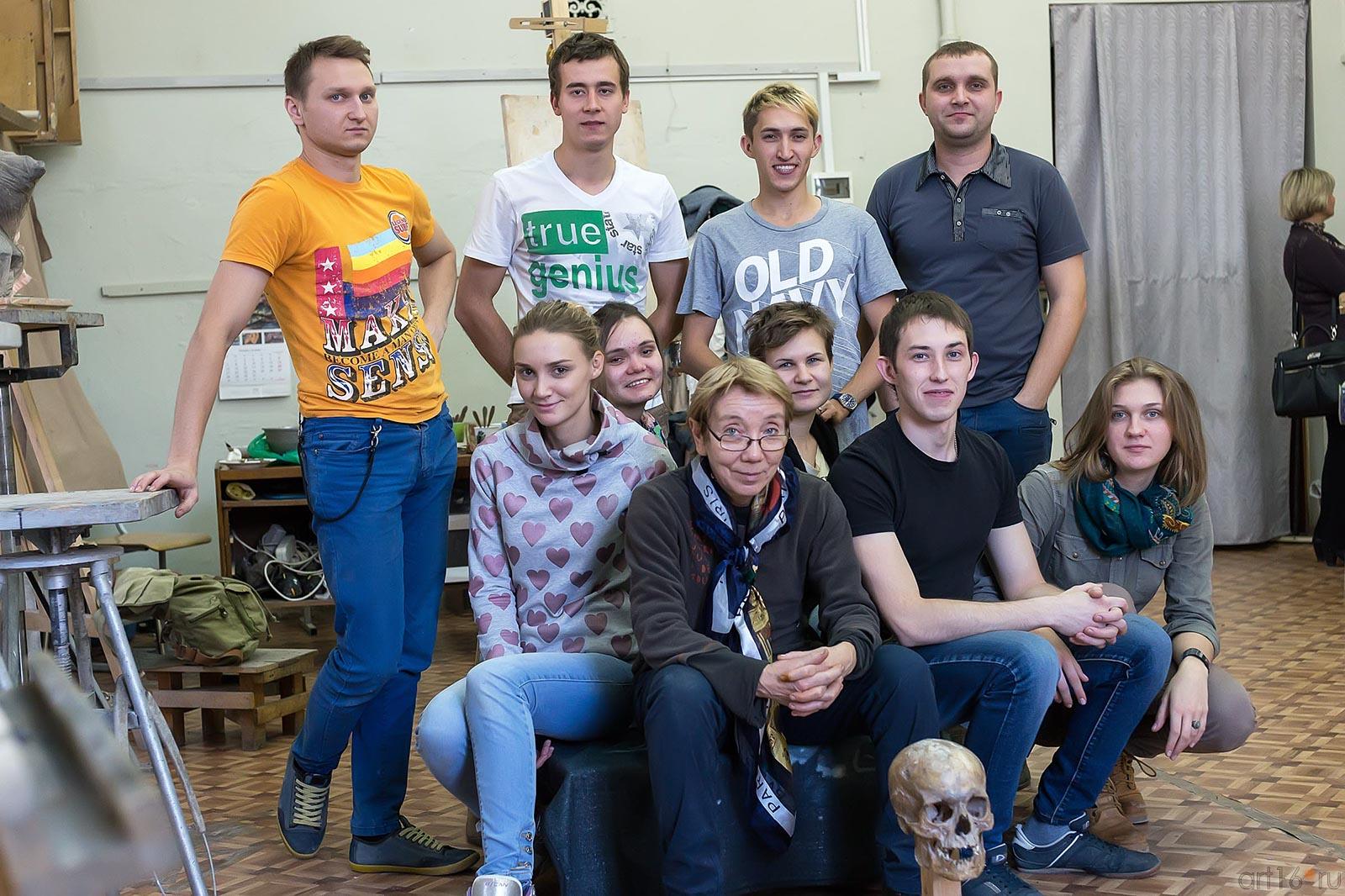 Асия Минулина со своими студентами::Экскурсия по МГАХИ им. Сурикова