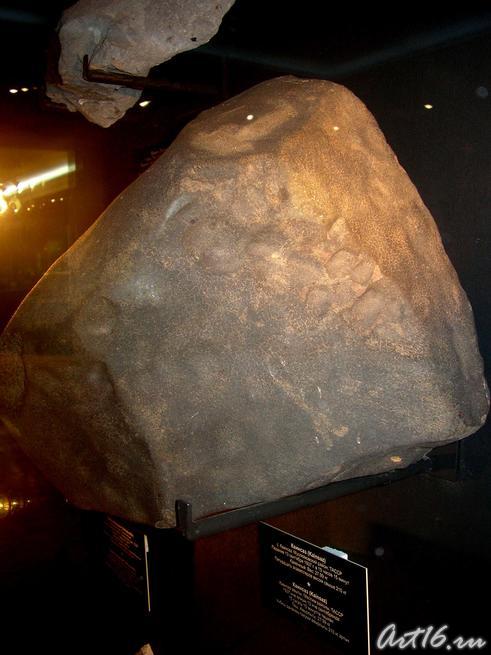 Каинсаз. Каменный метеорит (углистый хондрит)::Экспозиция музея Природы