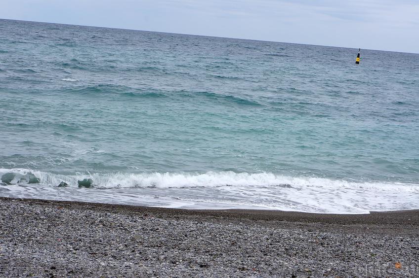 Галечный берег у Черного моря::Ялта