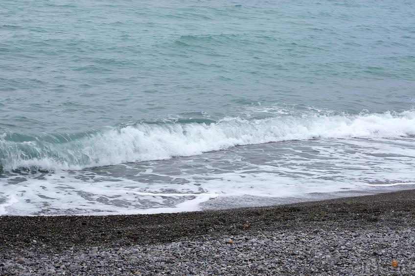 Волна.  Побережье Черного моря в Ялте::Ялта
