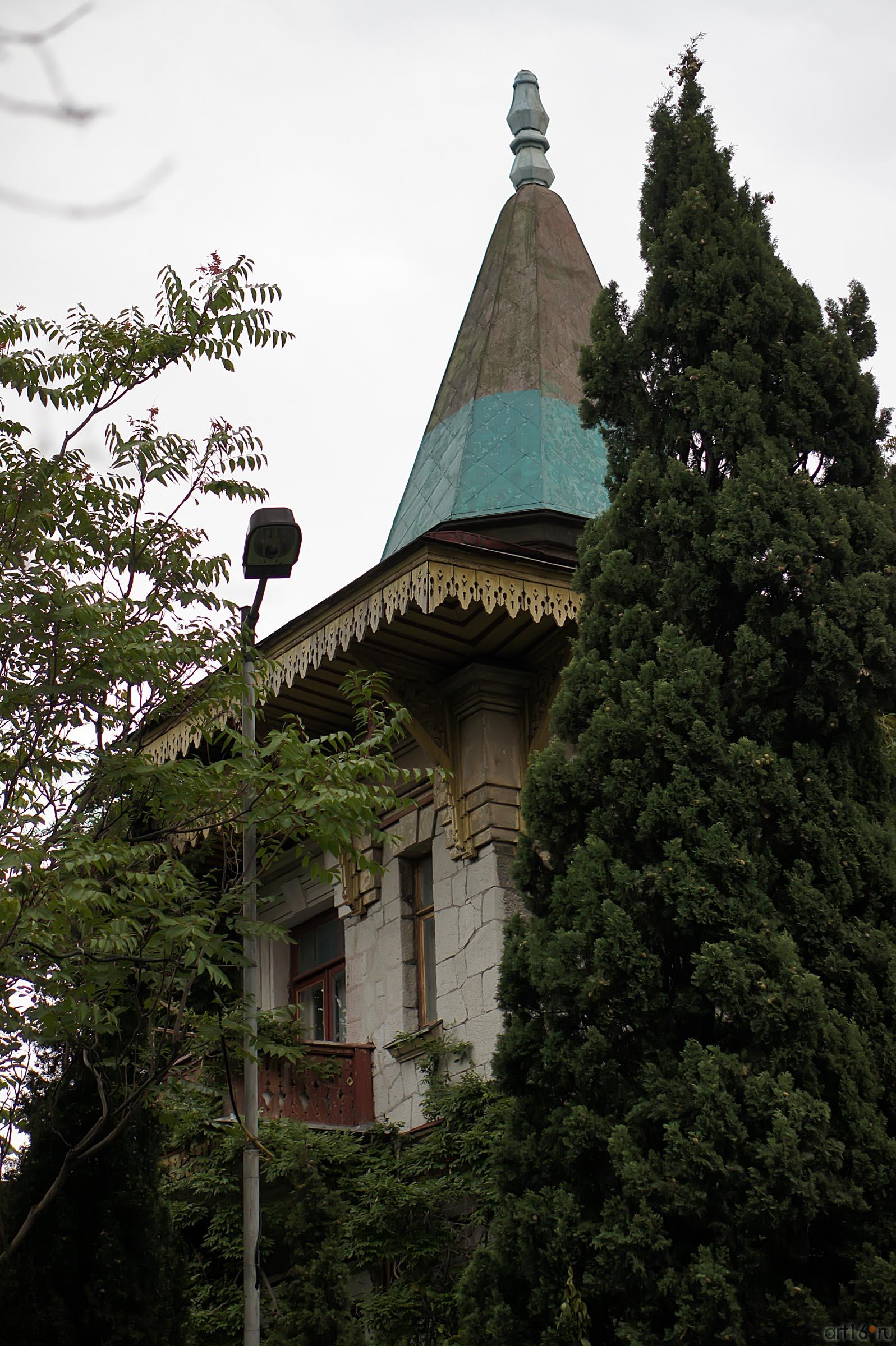  Ялтинский особняк и кипарис (фрагмент)::Ялта