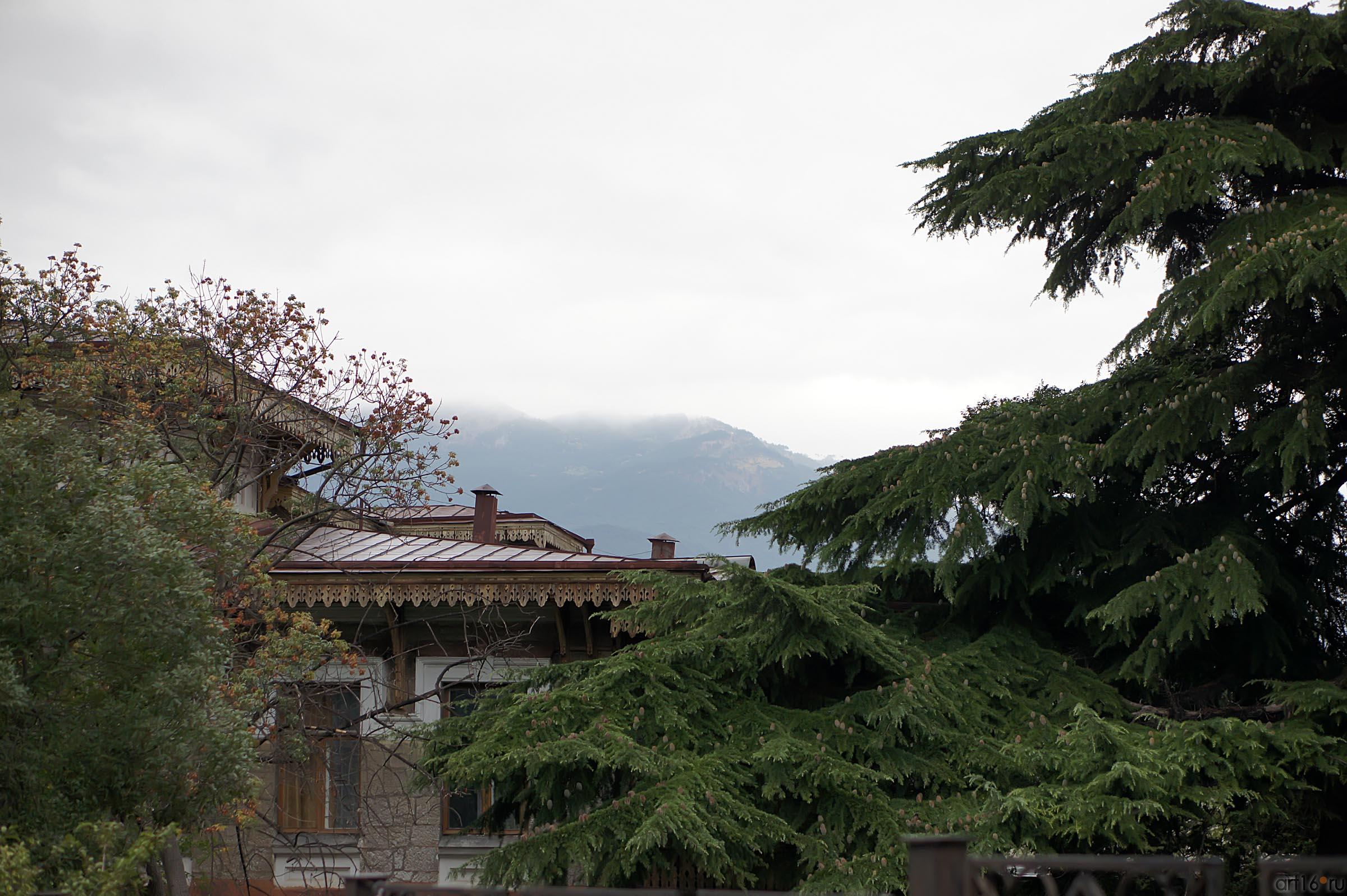 Вид на Крымские горы::Ялта