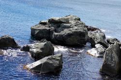 Каменные глыбы. Черное море. Район Воронцовского парка