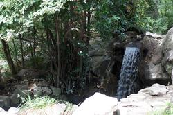 Искусственно созданный водопад в Алупкинском парке
