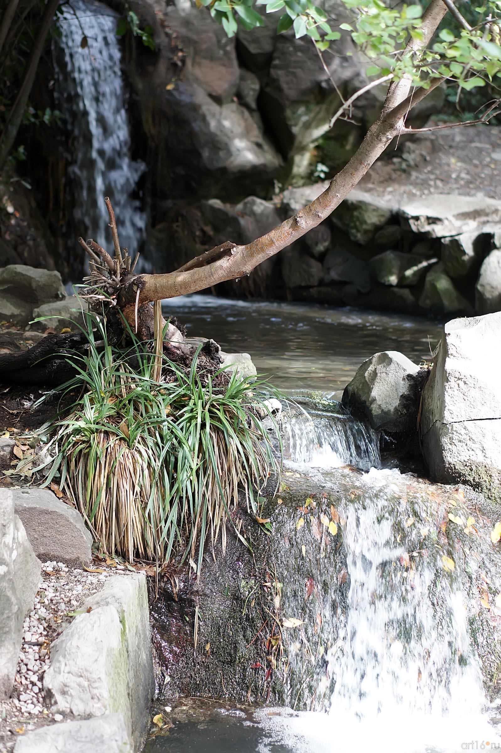 Искусственно созданный водопад Алупкинского парка::Воронцовский парк
