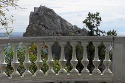 Вид со смотровой площадки Симеизского парка на скалу Дива