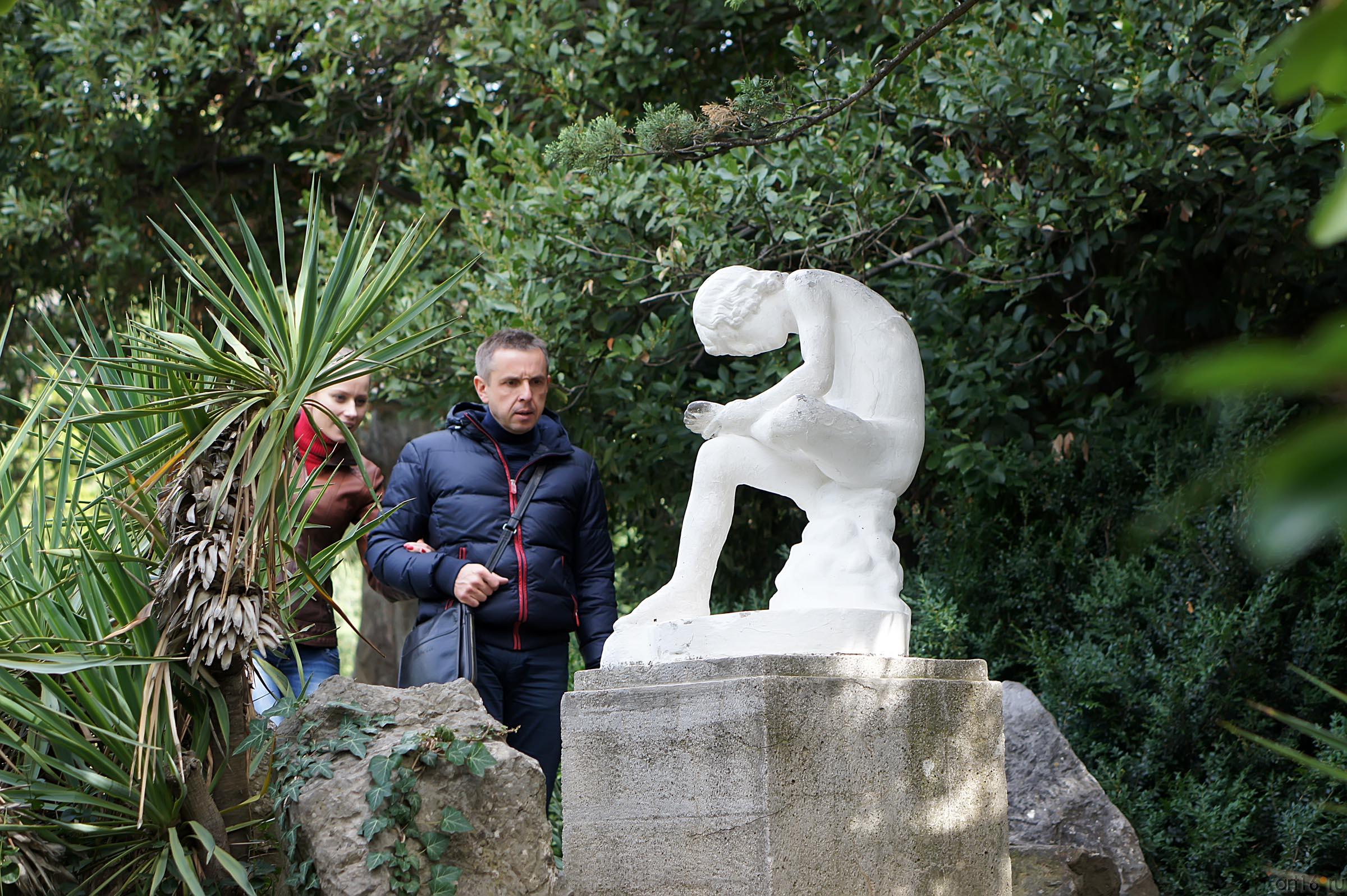 Скульптура «Мальчик, вытаскивающий занозу...». Никитский ботанический сад::Никитский ботанический сад