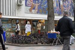 Уличная выстава-продажа картин на набережной в Ялте