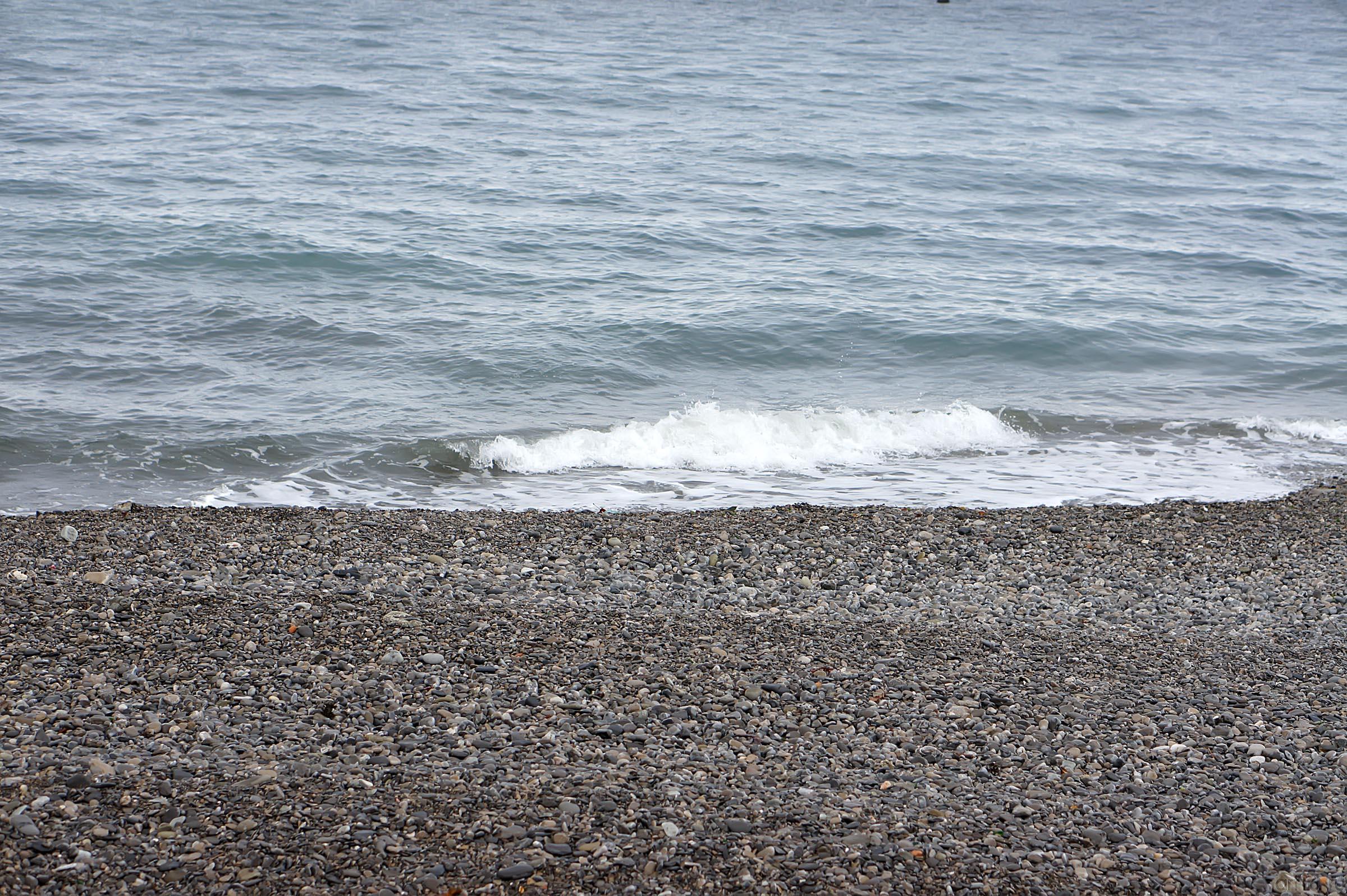 Галечный берег Ялты::Ялта