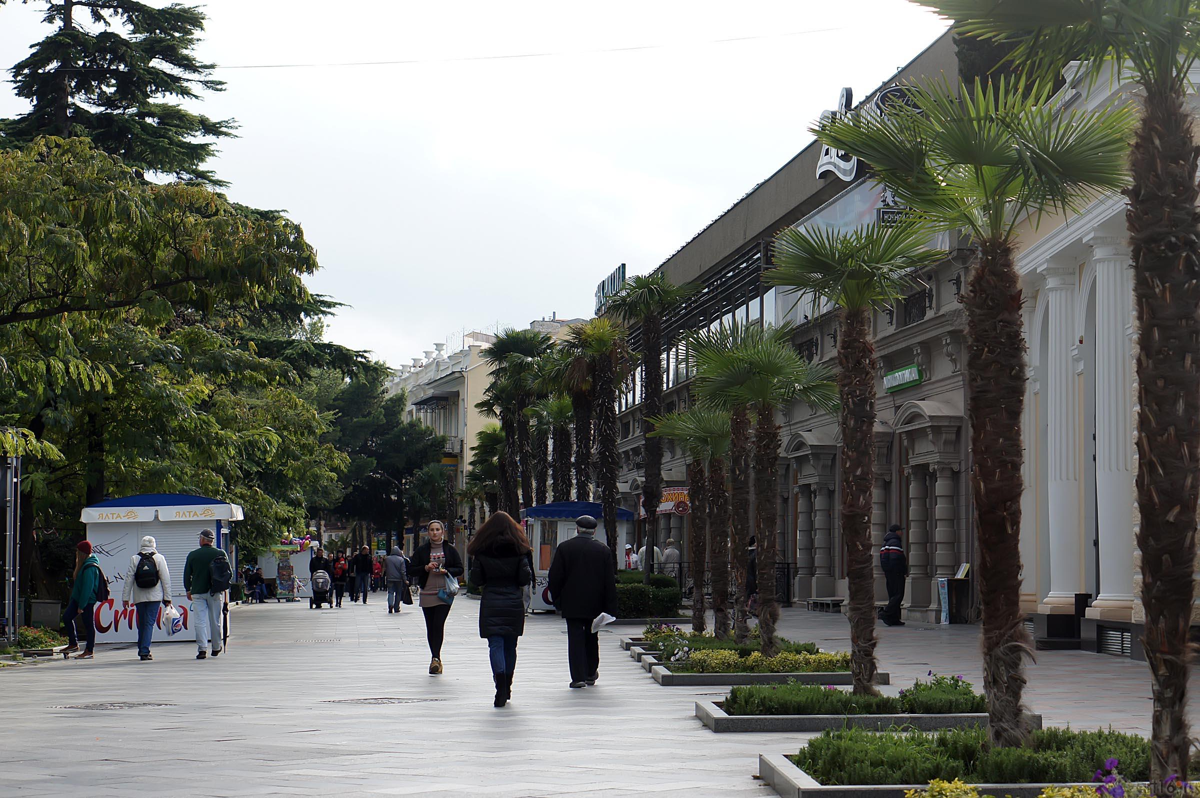 На набережной в Ялте::Ялта