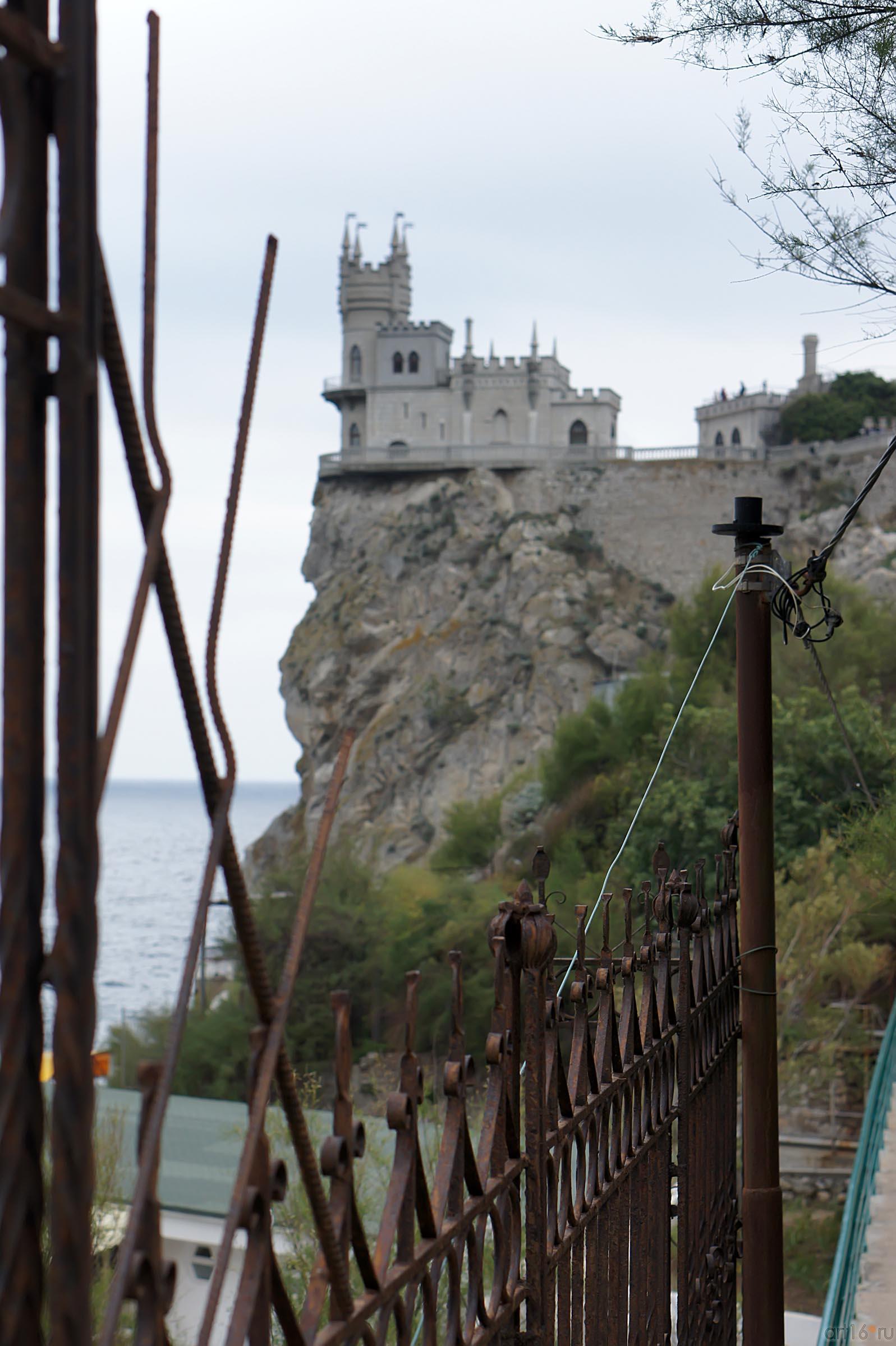 Вид на Ласточкино гнездо::Ласточкино гнездо