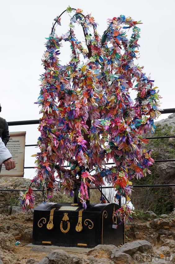 Сундук и дерево, украшенное букмажными лентами ::Ласточкино гнездо