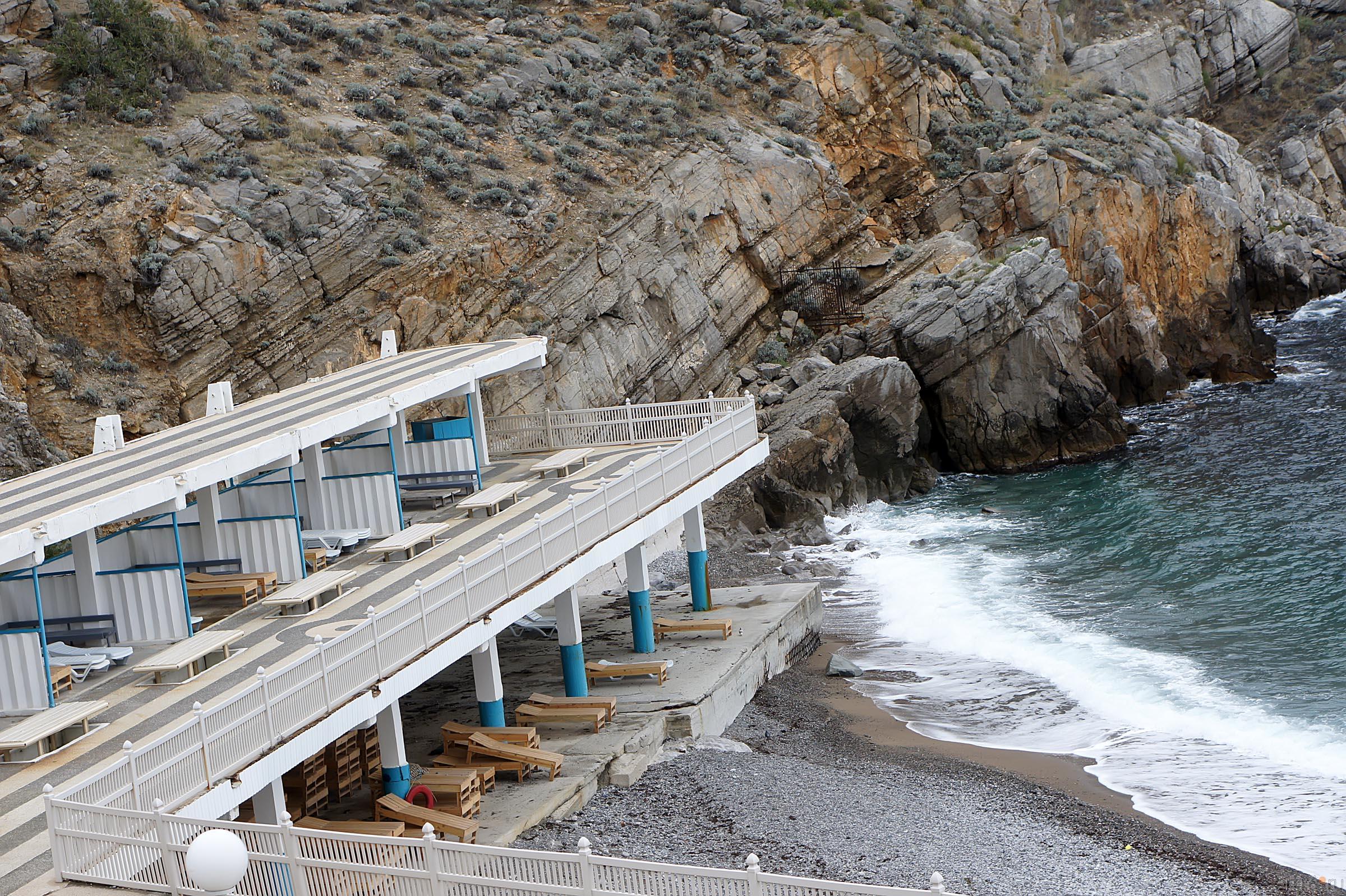 Берег Черного моря в  районе Ласточкиного гнезда::Ласточкино гнездо