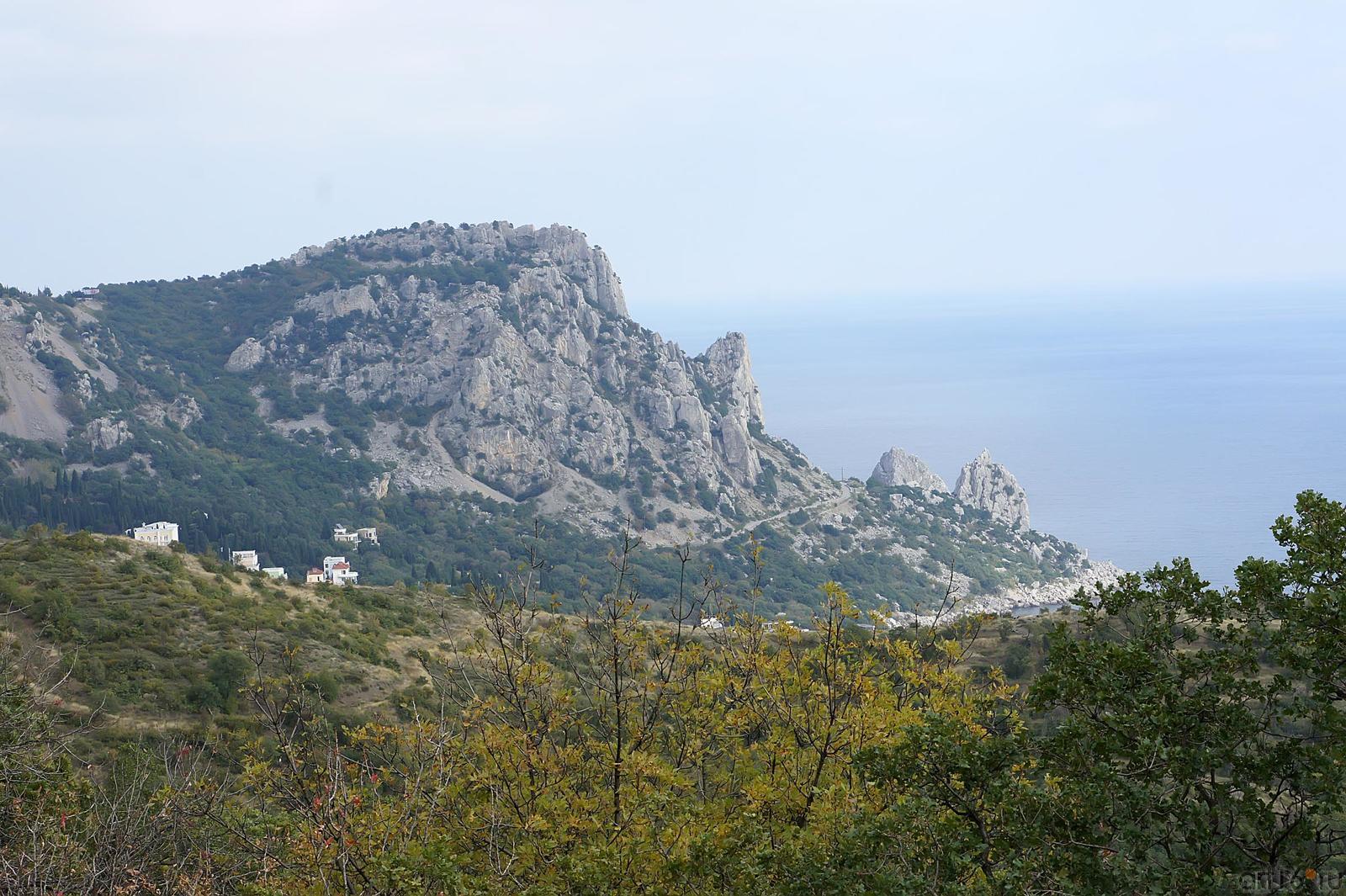 Змея в горах крыма. Южнобережное шоссе гора кошка. Южнобережное шоссе Крым вид на горы. Южнобережное шоссе Крым вид на горы Фороса. Симеиз Крым с южнобережного шоссе.