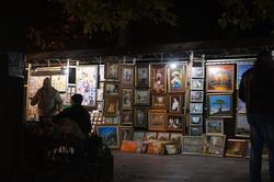 Вечер. выставка-продажа картин на набережной Ялты