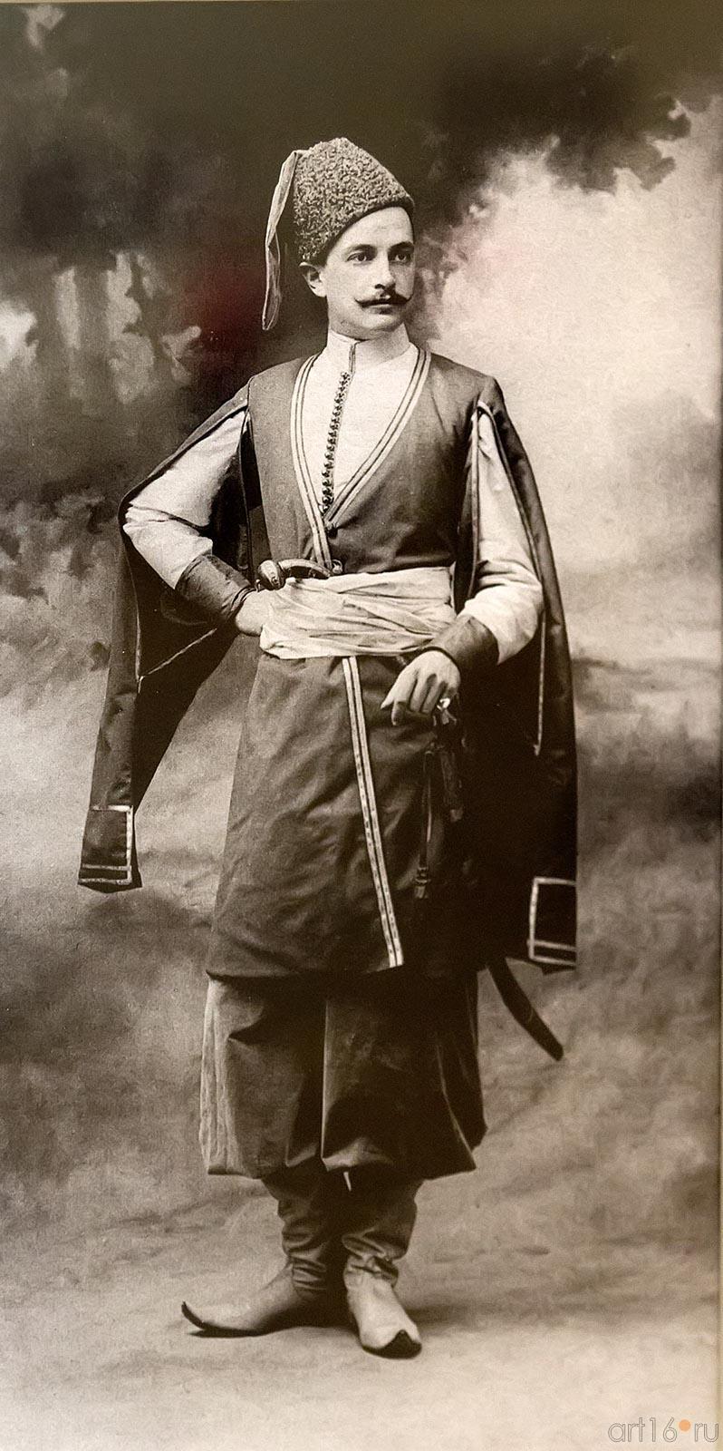 А. Ренц и Ф. Шрадер Лейб-Гвардии Конно-Гренадерского полка Штаб-Ротмистр Николаев в костюме есаула Сумского слободского казачьег::Костюмированный бал в Зимнем дворце. Санкт-Петербург, 1903. Фотовыставка