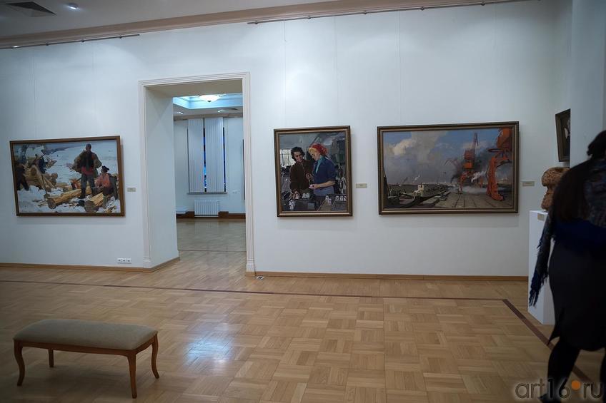 Фрагмент экспозиции выставки ʺРеалистическое искусство Татарстана и Россииʺ::«Реалистическое искусство России и Татарстана»