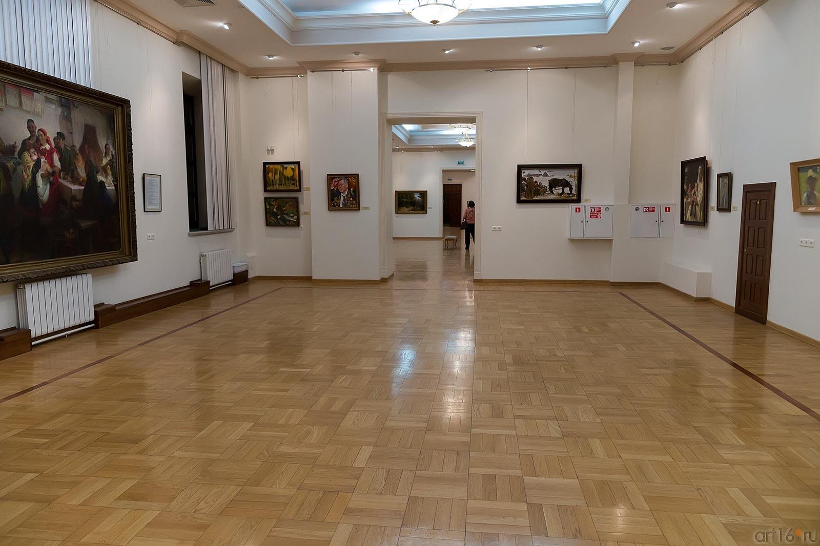 Фрагмент экспозиции выставки «Оеалистическое искусство Татарстана и России»::«Реалистическое искусство России и Татарстана»