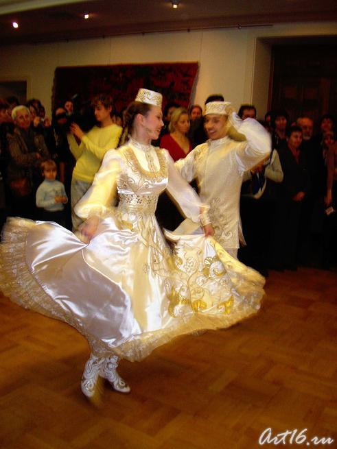 Танцевальный ансамбль::«Изобразительные ковры и каламкары мусульманского Востока»