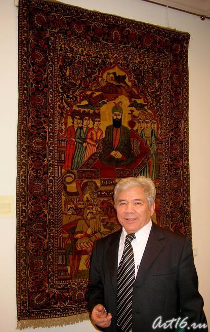 Рифкат Вахитов на фоне ковра ʺСулейман на тронеʺ::«Изобразительные ковры и каламкары мусульманского Востока»