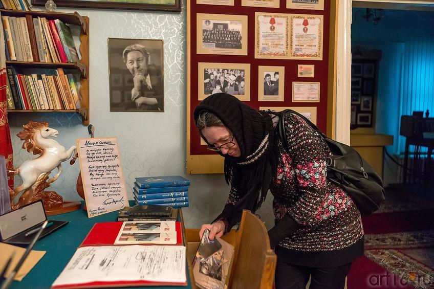 Наиля Ахунова возле музейной экспозиции, посвященной Гарифу Ахунову::Арск. Тухватуллин, Ахунова