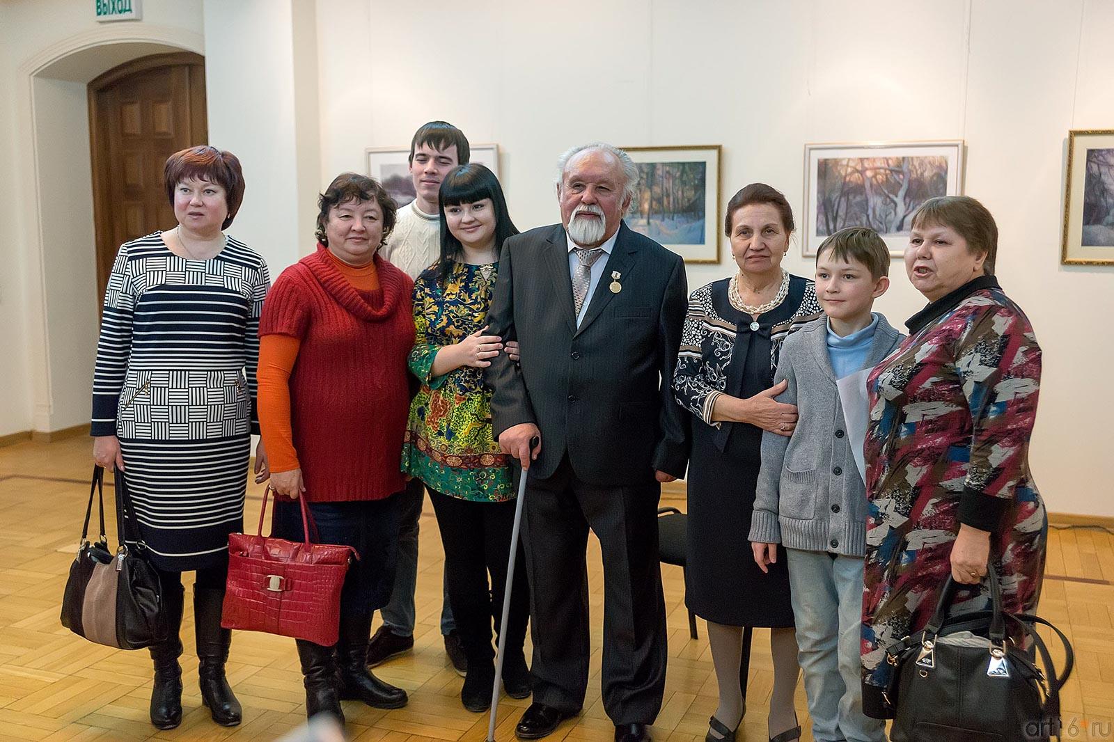 Суюров Ф.А. в окружении близких ::Суюров Фарид Абдрахманович. Открытие персональной выставки 30 января 2014