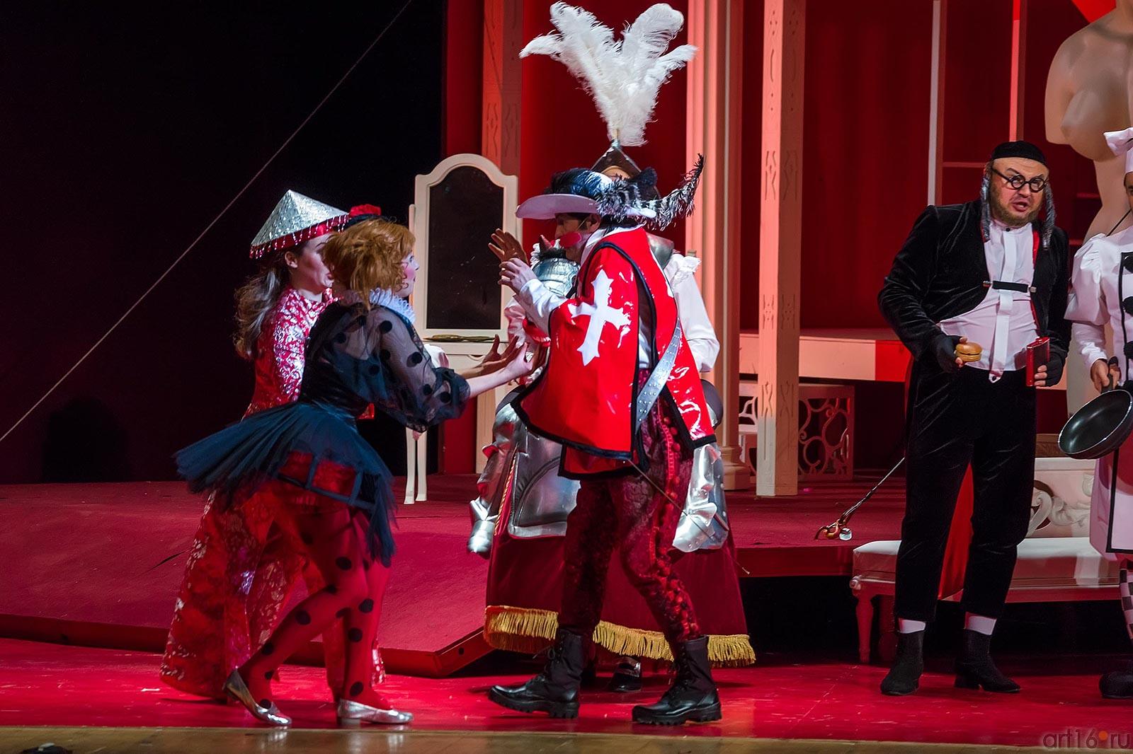 Били чем-то вроде палки, кто кого — поймёшь с трудом, да, сеньор, да, сеньор, кто кого — поймёшь с трудом, да, сеньор::Джоаккино Россини «Севильский цирюльник»