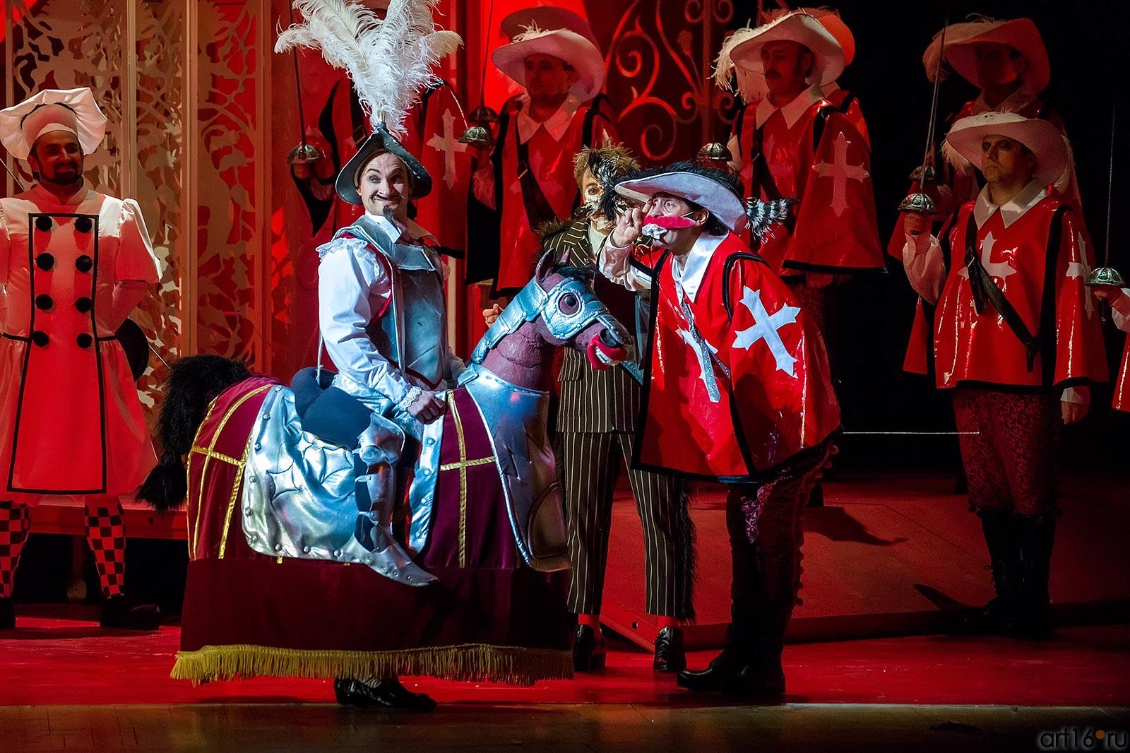 Офицер, прочитав, почтительно кланяется и делает знак солдатам отойти на свои места. Общее изумление::Джоаккино Россини «Севильский цирюльник»