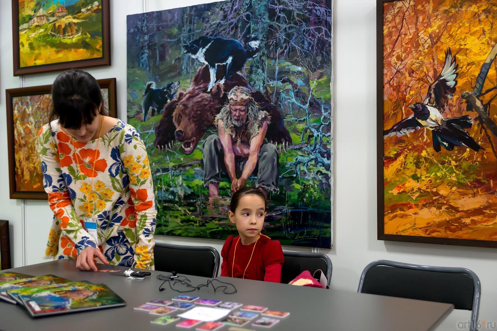 Дочь А.Шадрина на фоне работ отца::«АРТ- галерея. Казань 2014»