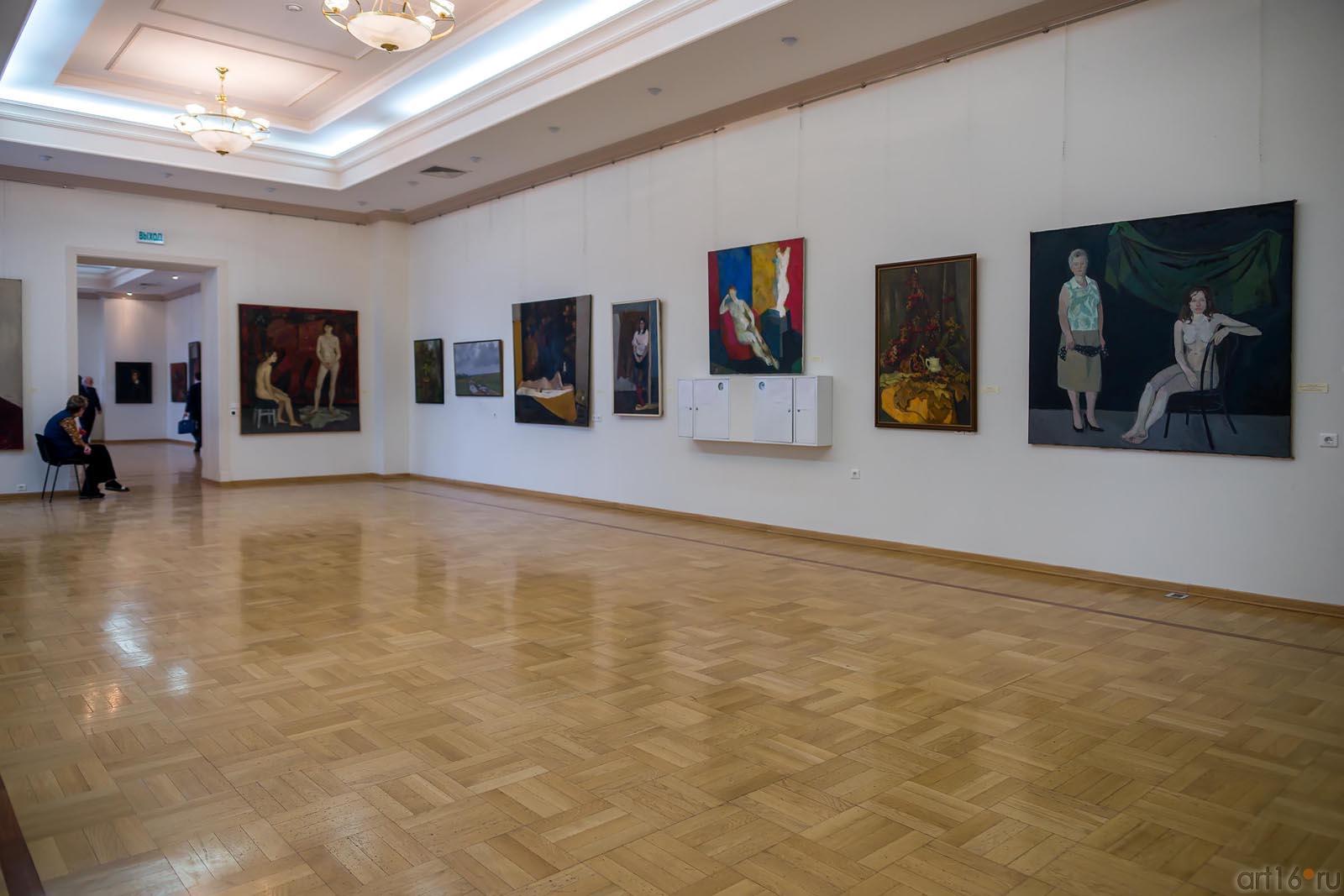 Общий план экспозиции::МГАХИ им. Сурикова. Выставка произведений преподавателей и учебных работ студентов