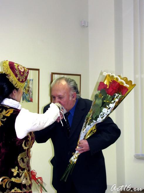 Ф. Суюров поздравляет с открытием выставки Ф. Хасьянову::Хасьянова Фарида Шагимардановна