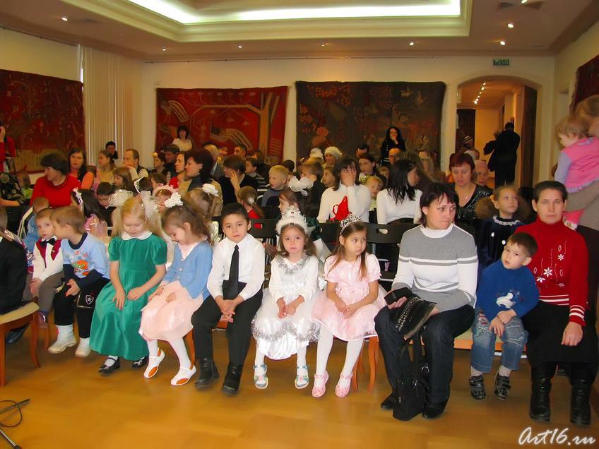 А вот и начало праздника::Ёлка в «Хазинэ» 2008/2009