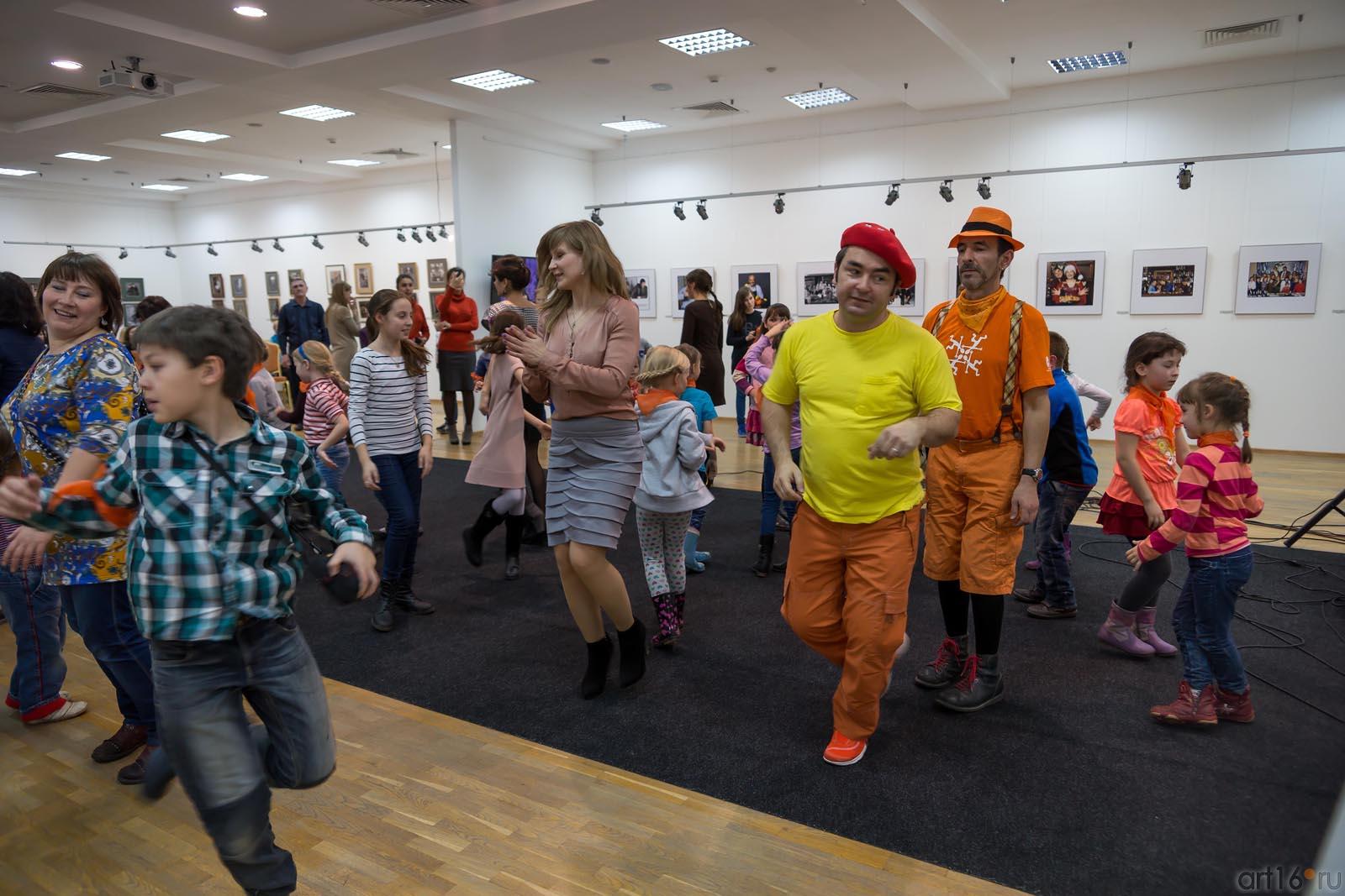 :: Спектакль французских актеров и музыкантов «Le Bal de Mandarine» в «Манеже»