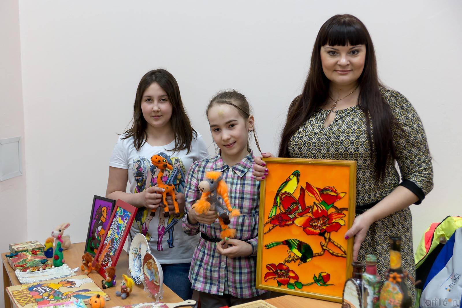 Представители подросткового клуба ʺФакелʺ, Момот Юлия Сергеевна (на первом плане)::Выставка ДПИ «Казанская чаша» во Дворце спорта 28-30 марта 2014