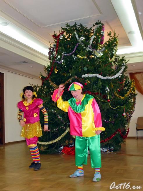 Клоун и клоунесса рады приветствовать гостей::Эрмитажная Ёлка 2008/2009