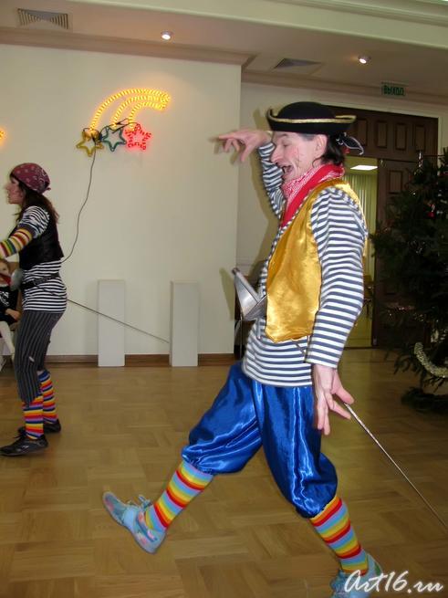 А, это её компаньон ʺВесёлый Роджерʺ::Эрмитажная Ёлка 2008/2009