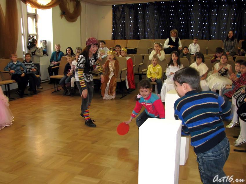 Игра: поймай шарик в ведёрко::Эрмитажная Ёлка 2008/2009