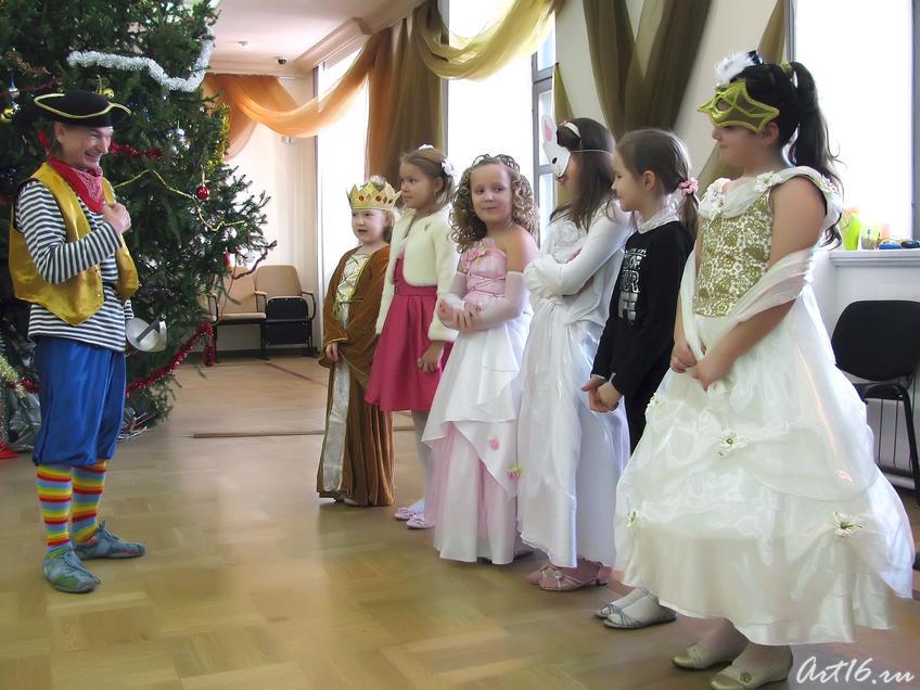 Для игры, Роджер выбрал себе команду девочек::Эрмитажная Ёлка 2008/2009