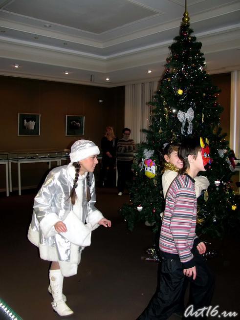 От кого это спряталась Снегурочка?::Новогодняя Ёлка в музее Природы - 2008/2009