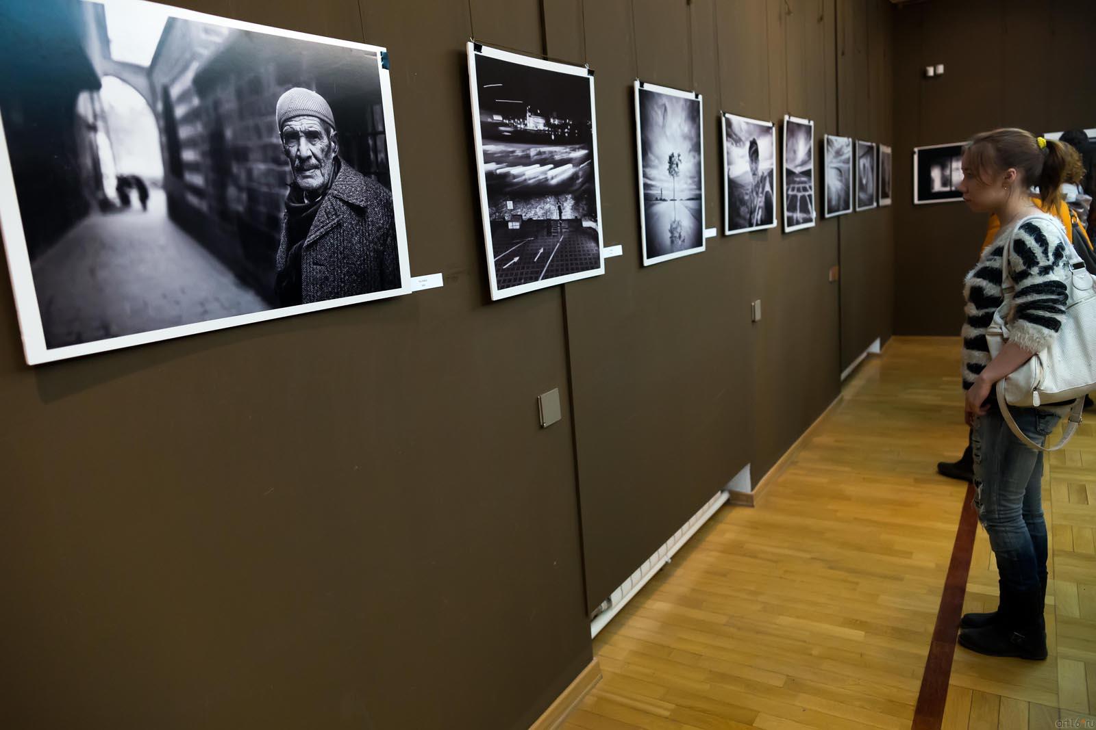 Возле фотографий Мустафы Дедеоглу::Мустафа Дедеоглу «Стамбул и прочее». Фотовыставка