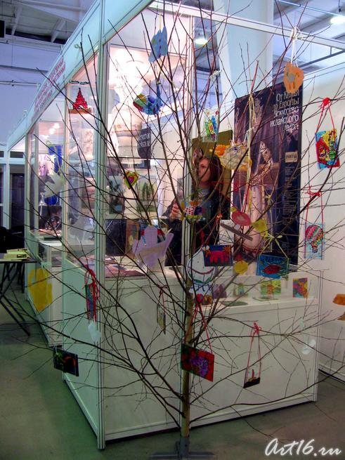 Дерево, украшенное работами учащихся Детской студии::«Эрмитаж-Казань» на АРТ— галерее. Казань—2009