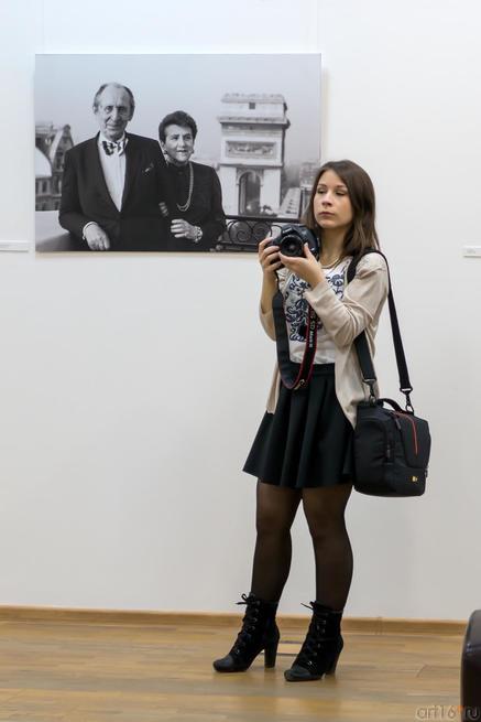 На фоне фотографии В.Сычева «Vladimir Horowitz-009»::«Bonjour, Paris!..» Фотовыставка Владимира Сычева. Парижский период