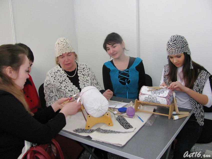 Мастер класс по плетению кружев::Арт-галерея. Казань - 2009