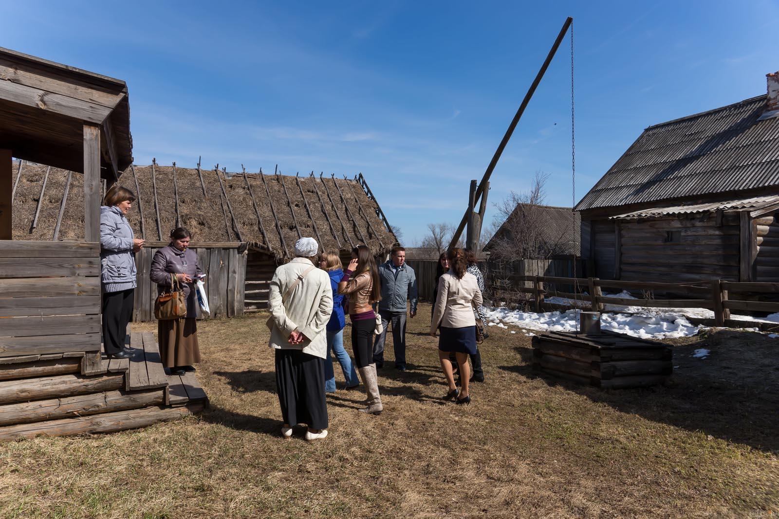 Во дворе дома Сагди Абзыя::По тукаевским местам