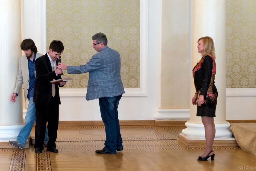 Награждение лауреата в номинации ʺРусское стихотворениеʺ::Вручение российско-итальянской премии «Белла»