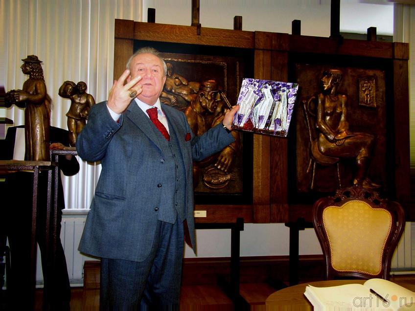 Зураб Церетели с картиной В. Тимофеева::Зураб Церетели. Открытие выставки