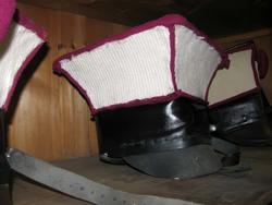 Головной убор улана ( кивер с квадратным верхом и красной кисточкой)