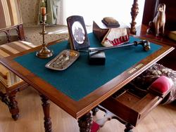 Письменный стол Надежды Дуровой. Центральное место занимает курительная трубка кавалерист-девицы