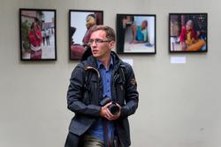 На фоне фотовыставки «Сергей Ермолаев. Синдром Гималаев»